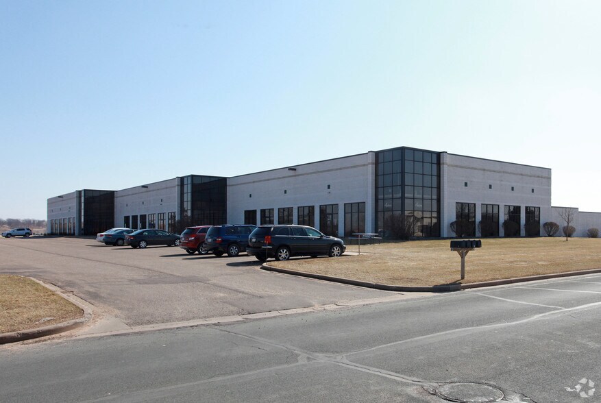 More Photos Of 408 Red Cedar St, Menomonie Showroom For Lease