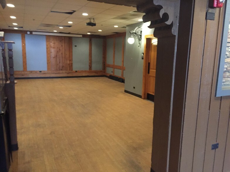 More Photos Of 8-22 W Busse Ave, Mount Prospect Restaurant For Lease