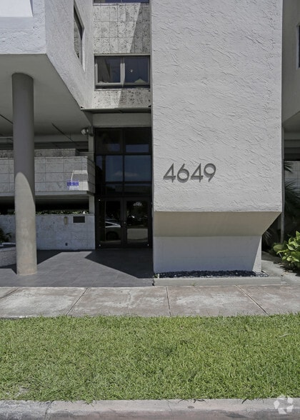 More Photos Of 4649 Ponce de Leon Blvd, Coral Gables Medical For Lease