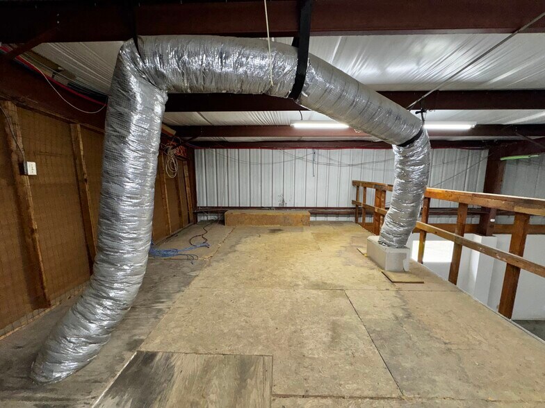 More Photos Of 9123 Thomasville Dr, Houston Warehouse For Lease