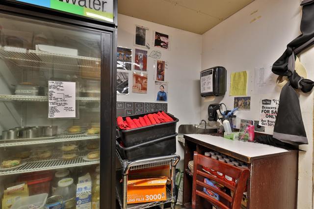 More Photos Of 20 Public Way, Quechee Restaurant For Sale