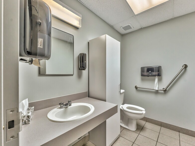 More Photos Of 1276 Trans Canada Way SE, Medicine Hat Showroom For Sale