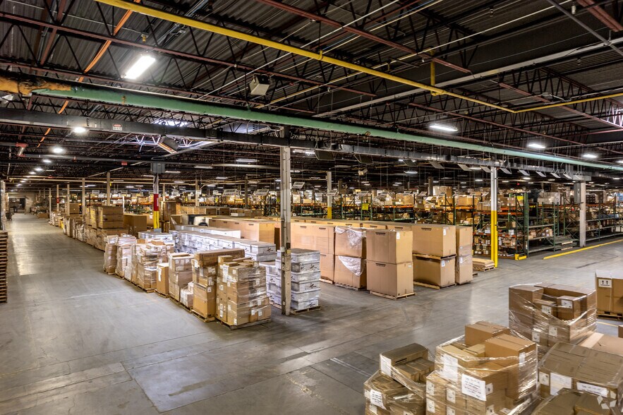 More Photos Of 7711 E Pleasant Valley Rd, Independence Showroom For Sale