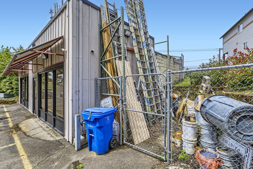 More Photos Of 5215 SE Flavel Dr, Portland Freestanding For Lease