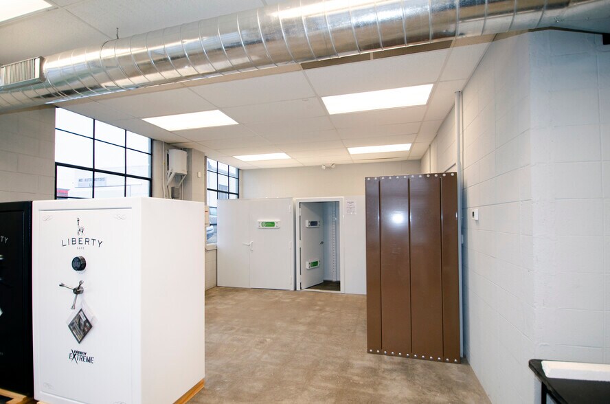 More Photos Of 1452 N National Ave, Springfield Warehouse For Sale