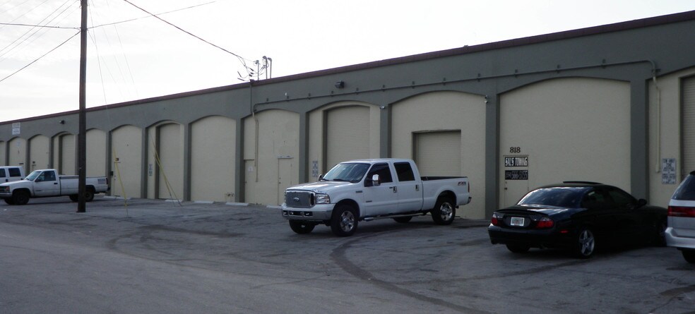 More Photos Of 818-838 NE 40th Ct, Oakland Park Warehouse For Lease