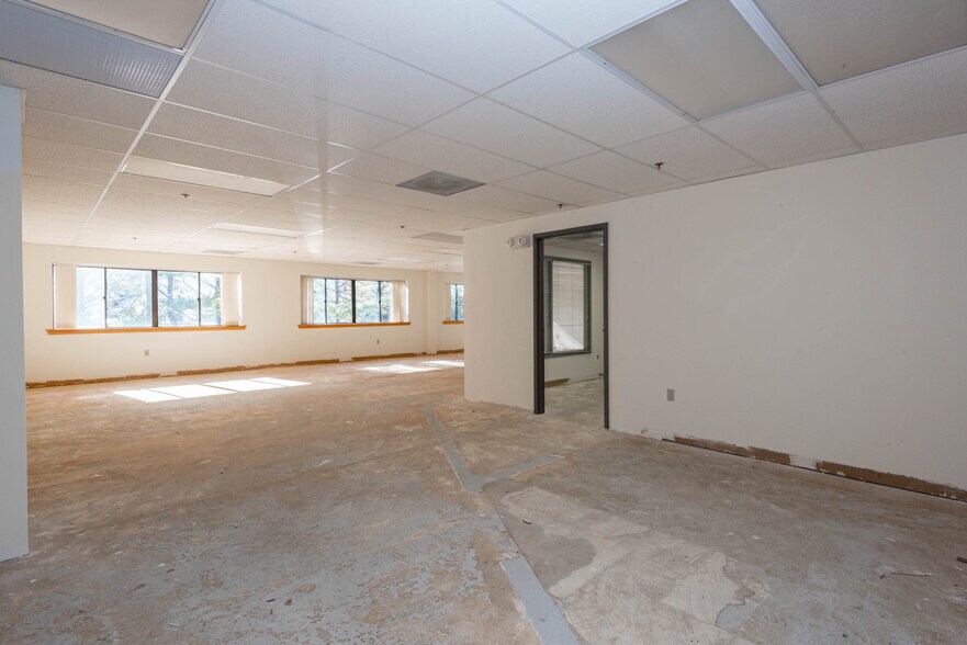 More Photos Of 39 Cross St, Peabody Medical For Lease