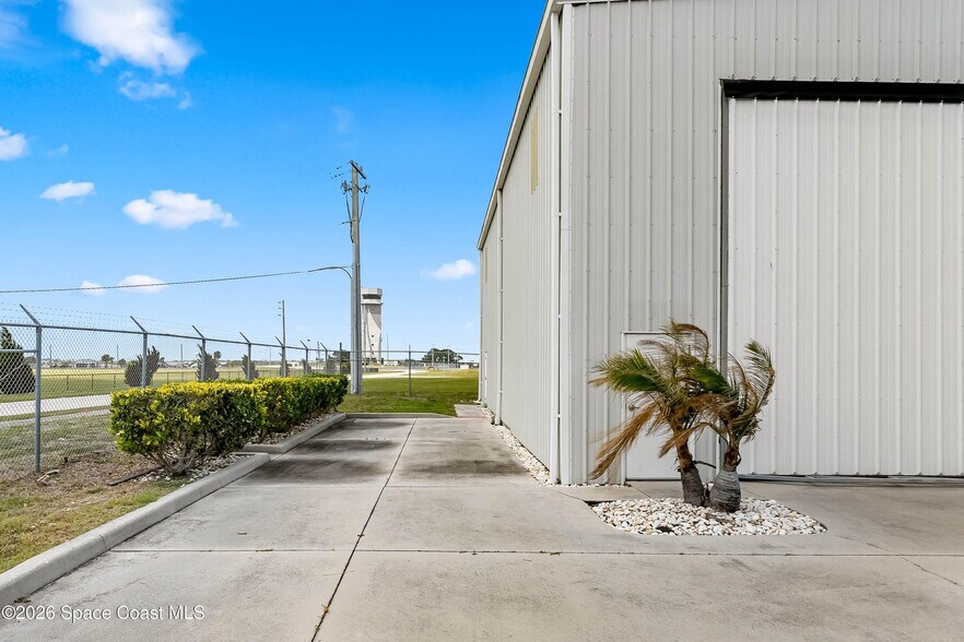 More Photos Of 805 Tower Access Rd, Melbourne Airplane Hangar For Sale