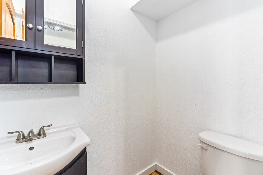 More Photos Of 2200 La Osa st, Tucson Light Distribution For Lease