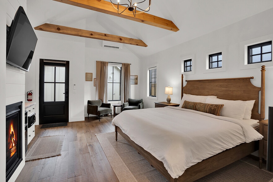 More Photos Of 560 E Main Ave, Sisters Hotel For Sale