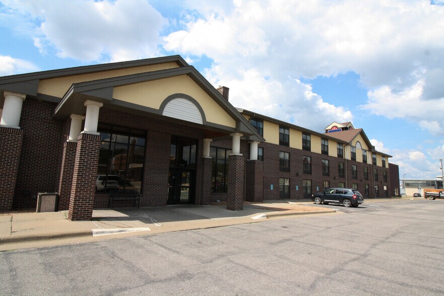 More Photos Of 222 W 2nd St, Ottumwa Hotel For Sale