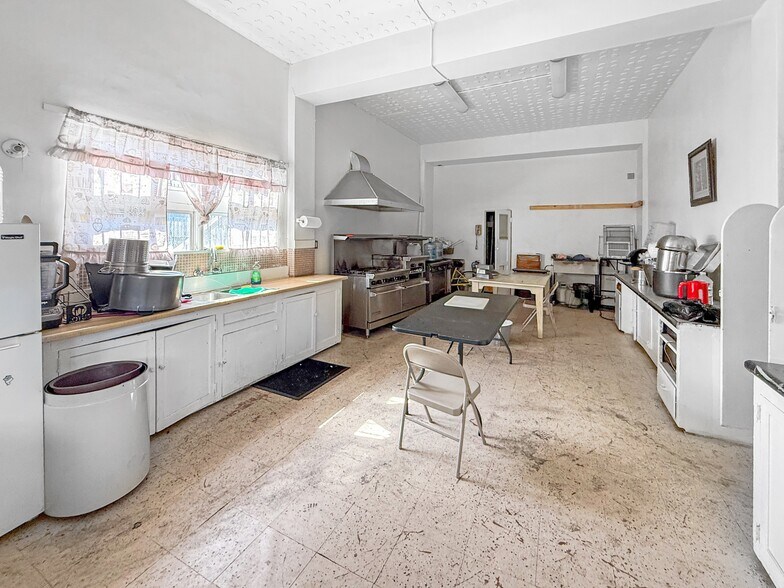 More Photos Of 7101 Menlo Ave, Los Angeles Specialty For Sale