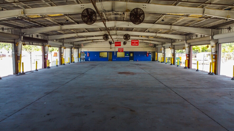 More Photos Of 9801 Palm River Rd, Tampa Truck Terminal For Lease