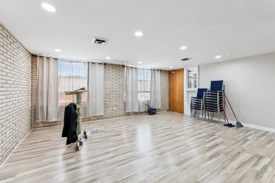 More Photos Of 506 College St W, Fayetteville Office For Sale