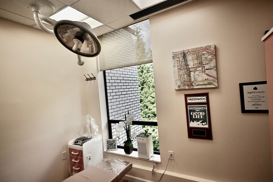 More Photos Of 4 Dearfield Dr, Greenwich Medical For Lease