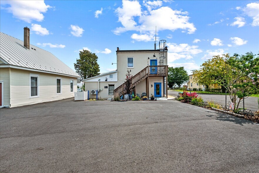 More Photos Of 10 Irving Ave N, Colonial Beach Apartments For Sale