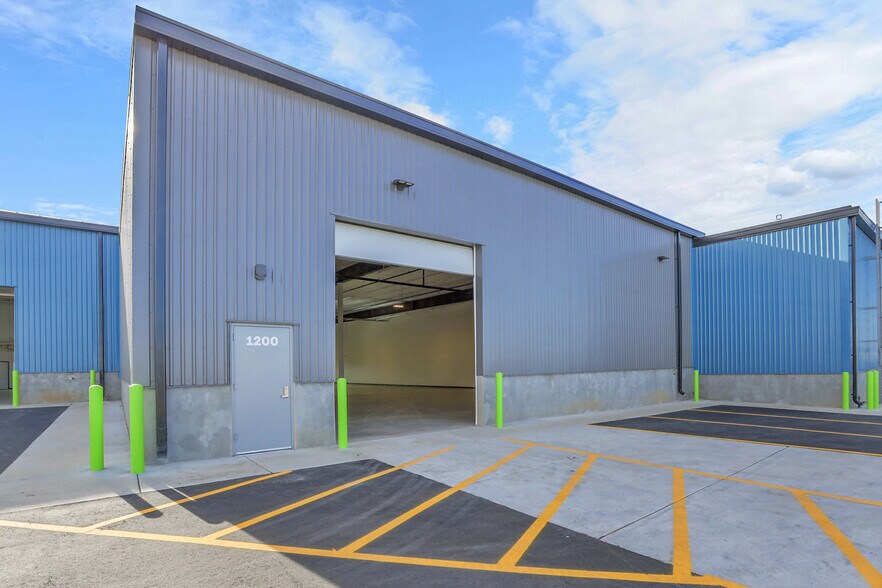 More Photos Of 5200 Oneida St, Commerce City Showroom For Lease