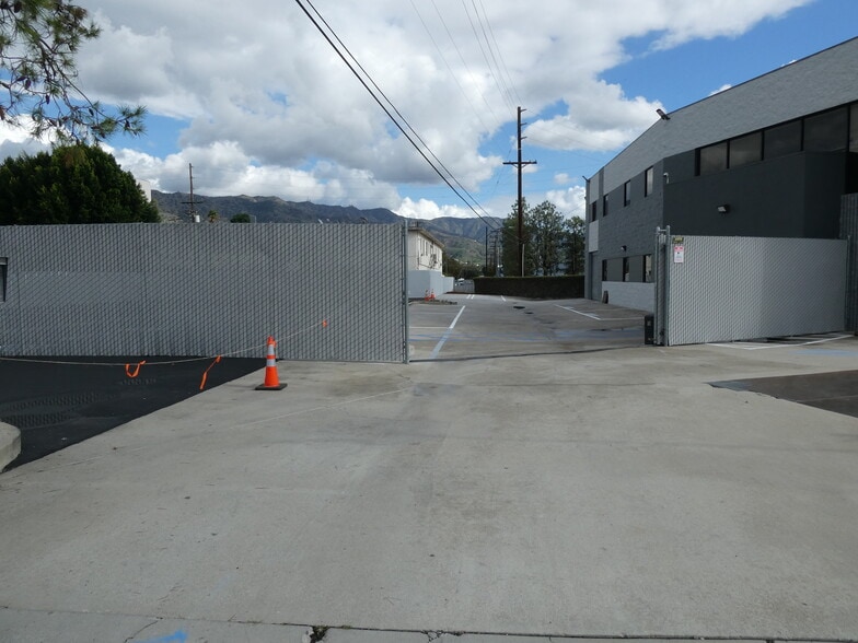 More Photos Of 3500 N San Fernando Blvd, Burbank Flex For Lease