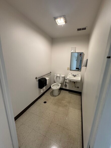 More Photos Of 16125 Business Pky, Hagerstown Service For Lease