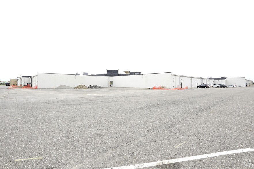 More Photos Of 13821-13995 Hall Rd, Shelby Township Storefront For Lease