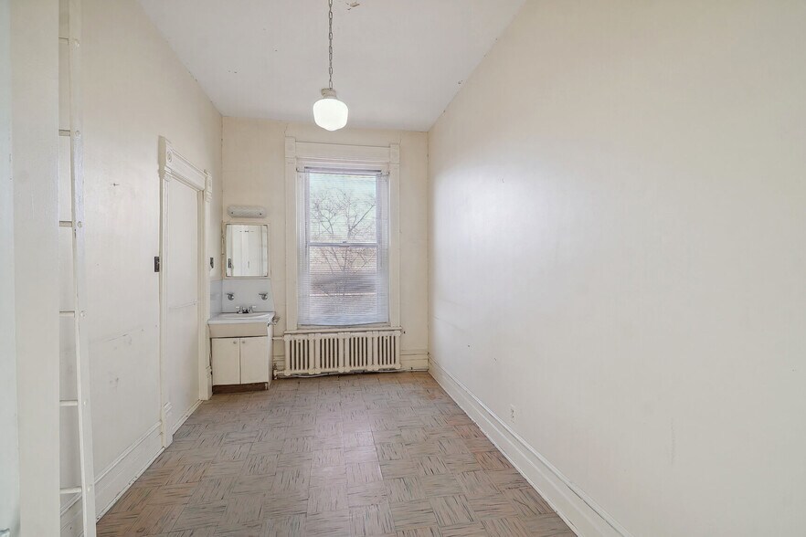 More Photos Of 215 St De Castelnau E, Montréal General Retail For Lease