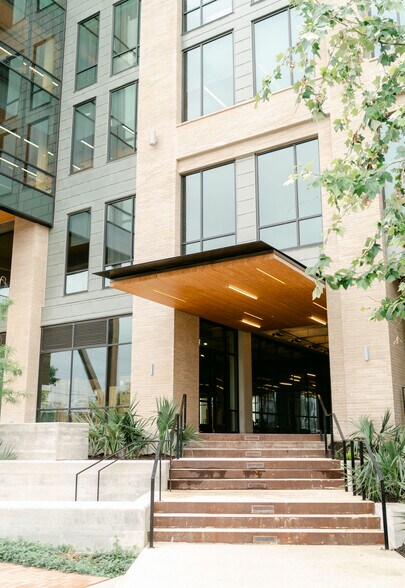 More Photos Of 711 Broadway St, San Antonio Office For Sale