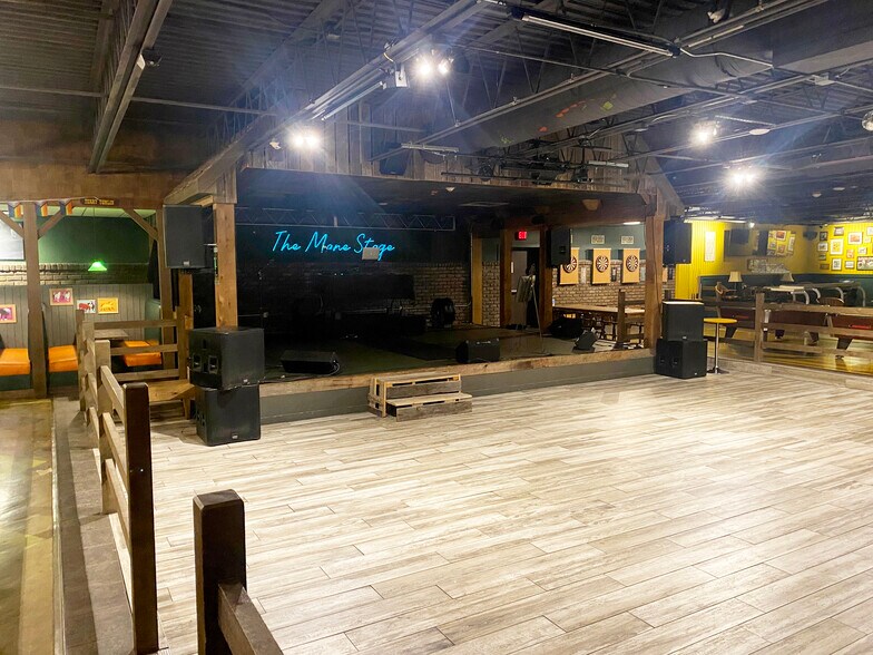 More Photos Of 410 S Clippert St, Lansing Restaurant For Sale