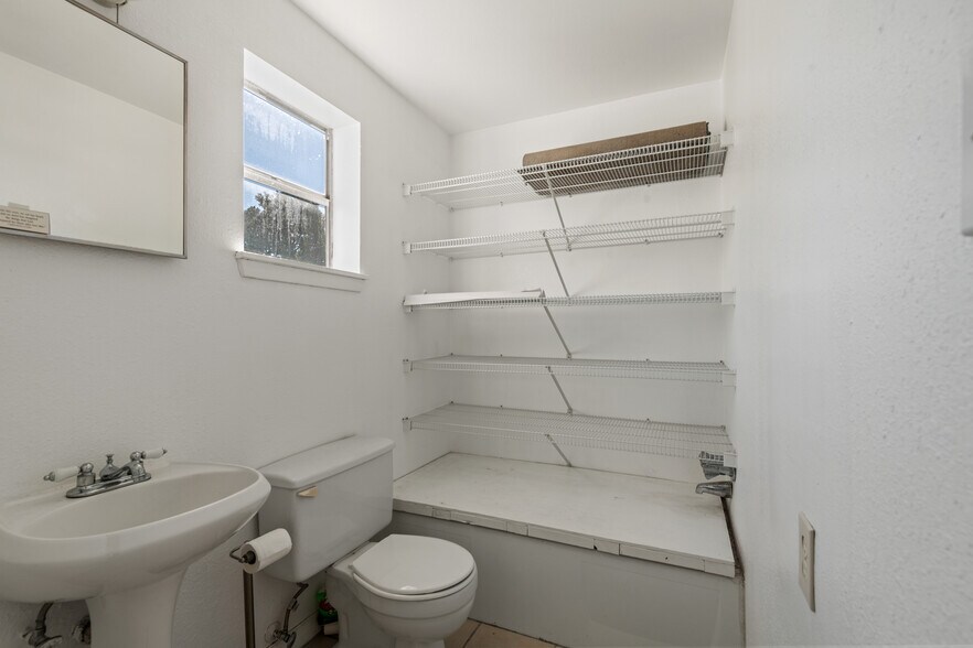 More Photos Of 405 N Causeway Blvd, Metairie Freestanding For Sale