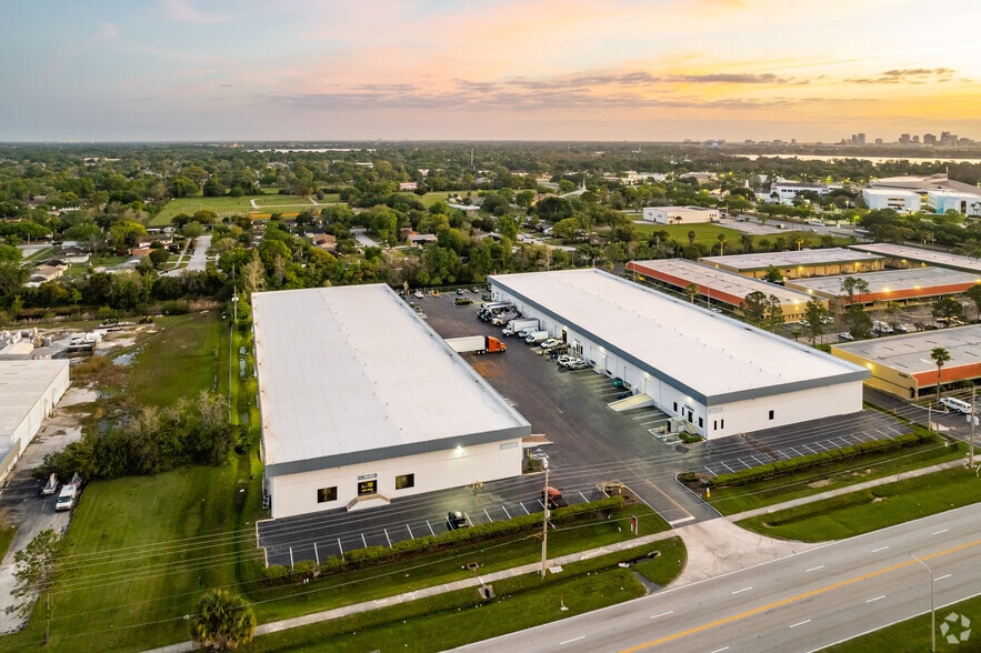 More Photos Of 3320 Vineland Rd, Orlando Unknown For Lease