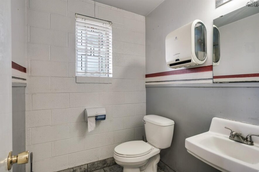 More Photos Of 2901 Jacksboro Hwy, Wichita Falls Office For Sale