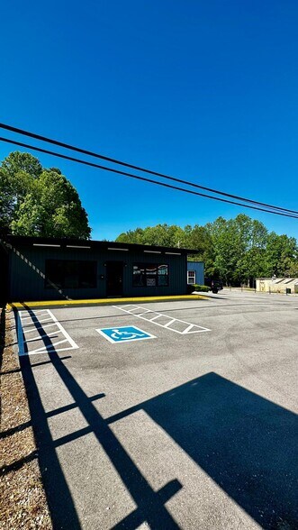 More Photos Of 430 E Broad St, Smithville Showroom For Sale