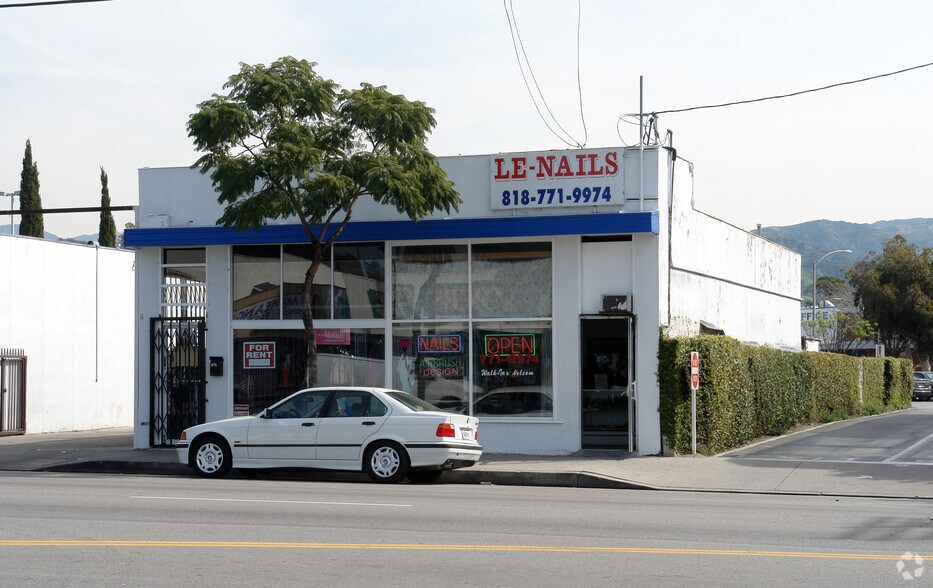More Photos Of 8048 Vineland Ave, Sun Valley Freestanding For Lease