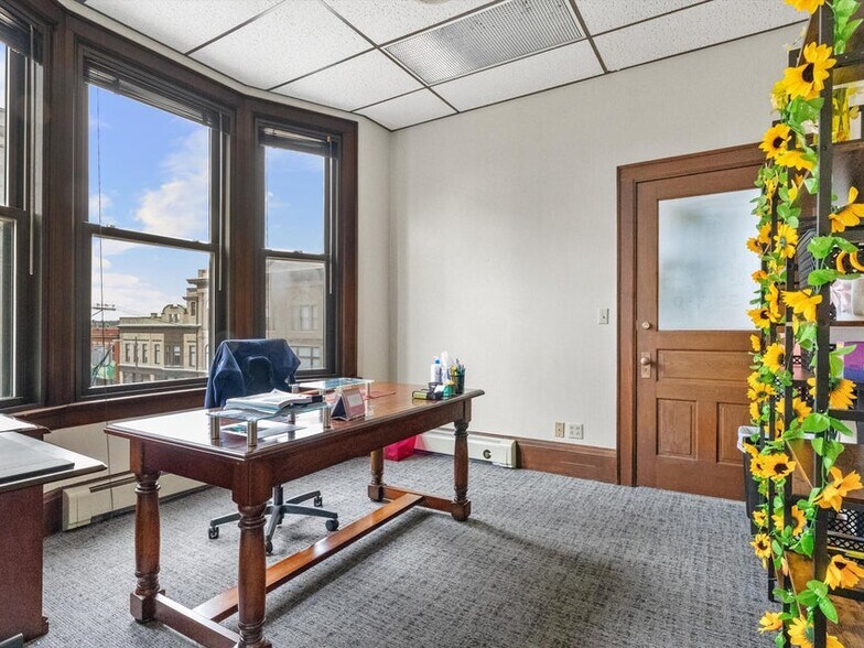 More Photos Of 921-931 8th St, Manitowoc Office For Sale
