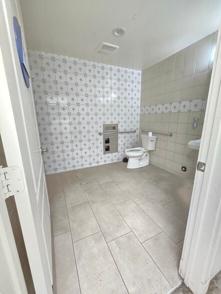 More Photos Of 558-568 N Towne Ave, Pomona Medical For Lease
