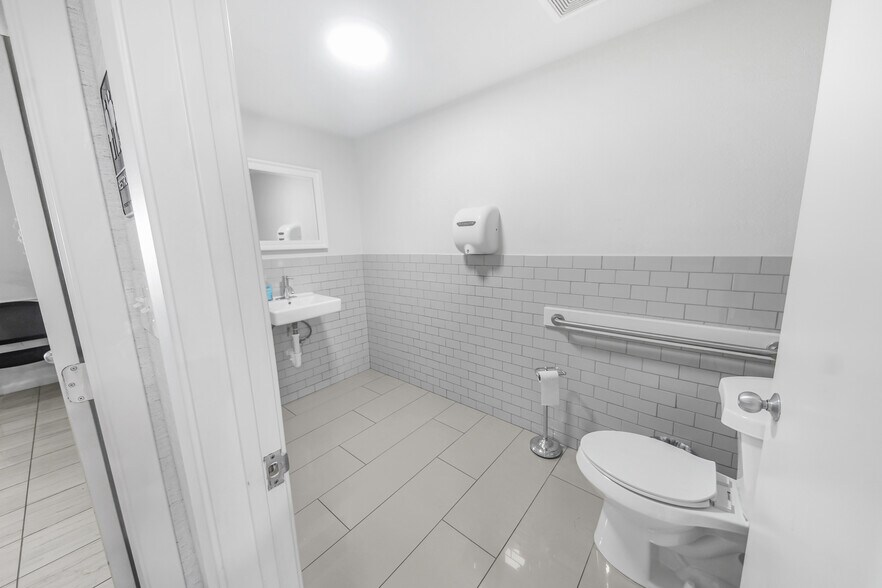 More Photos Of 7030 Bretshire Dr, Houston Medical For Sale