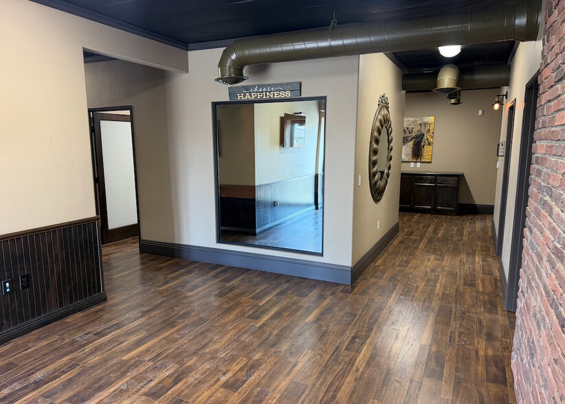 More Photos Of 2144 E Pacific Ave, Tulare Showroom For Lease