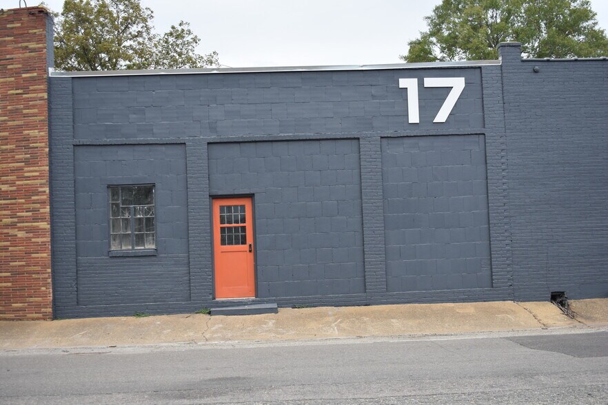 More Photos Of 17 E Railroad St, Montgomery Industrial For Lease