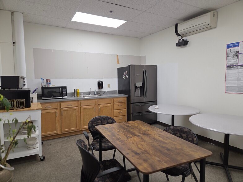 More Photos Of 300 Jubilee Dr, Peabody Manufacturing For Lease