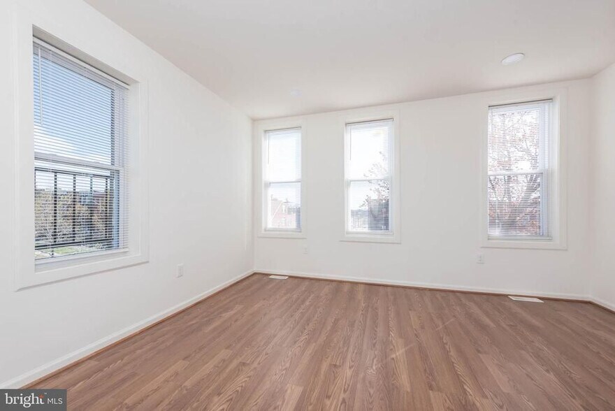 More Photos Of 1640 N Broadway, Baltimore Flex For Sale