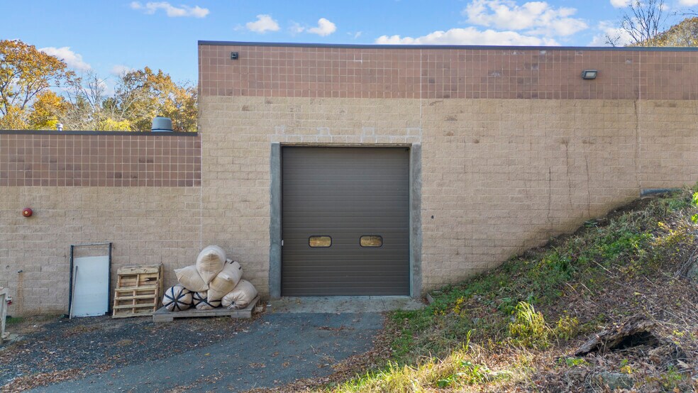 More Photos Of 10 Mile Hill Rd, Newtown Warehouse For Lease
