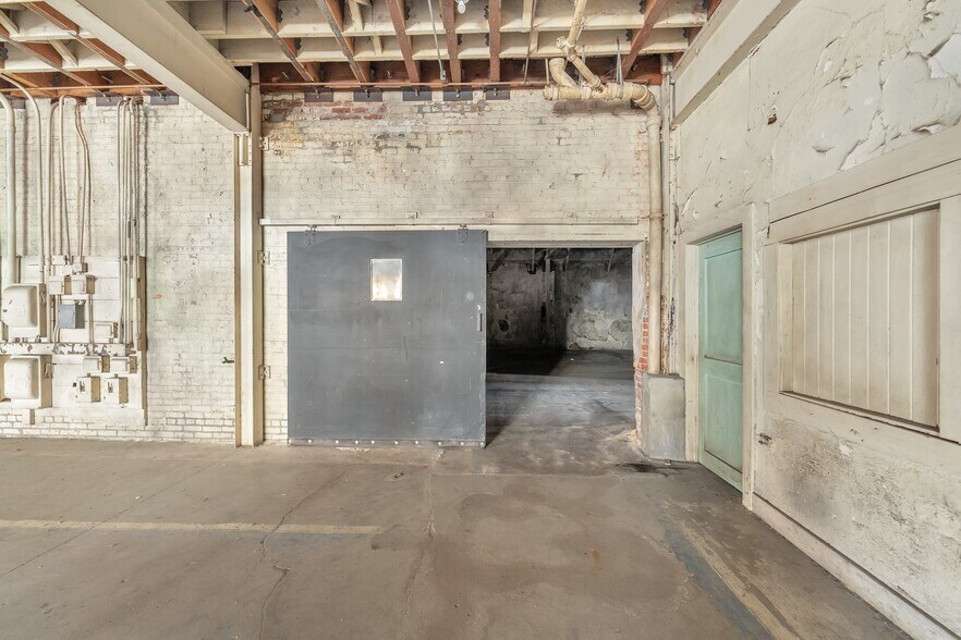 More Photos Of 650 S Rio St, Los Angeles Warehouse For Lease