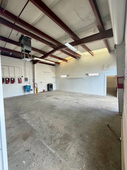 More Photos Of 625 W Broadway Rd, Mesa Service For Lease