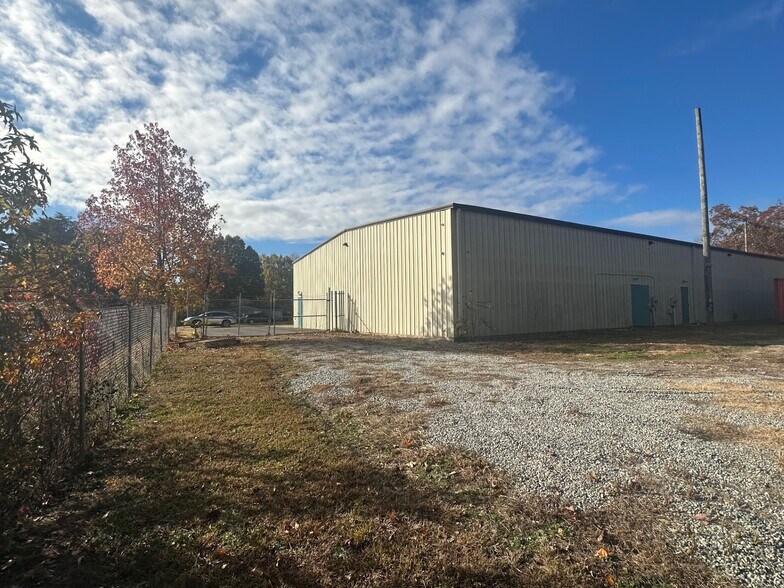 More Photos Of 6975 Campground Rd, Denver Warehouse For Lease