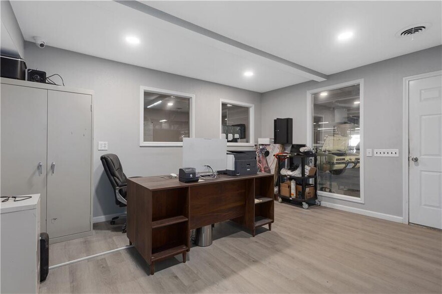 More Photos Of 3709 Pickett Rd, Saint Joseph Auto Repair For Sale