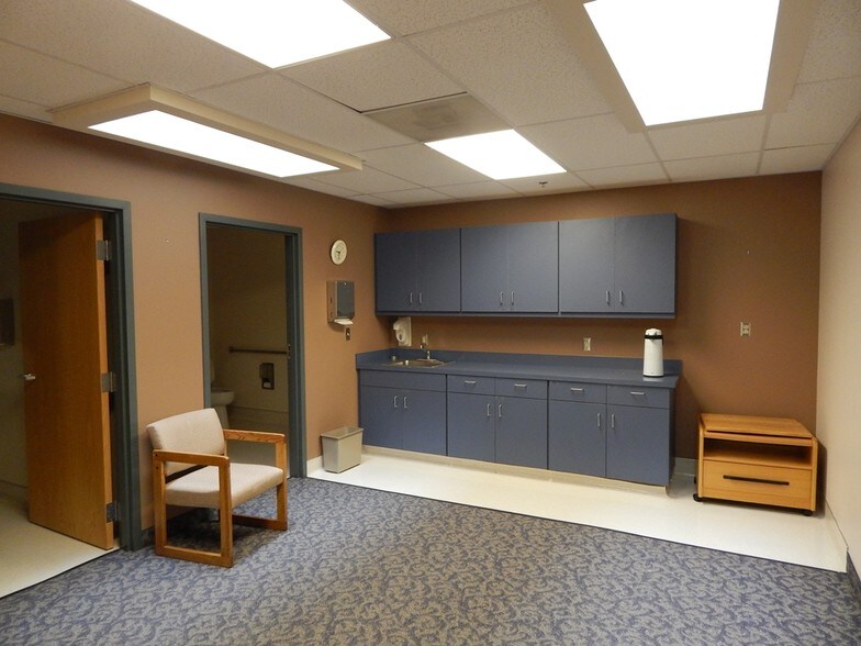 More Photos Of 2475 NW Stewart Pky, Roseburg General Retail For Lease