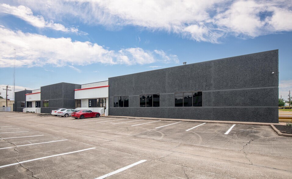 More Photos Of 10812 Fallstone Rd, Houston Unknown For Lease