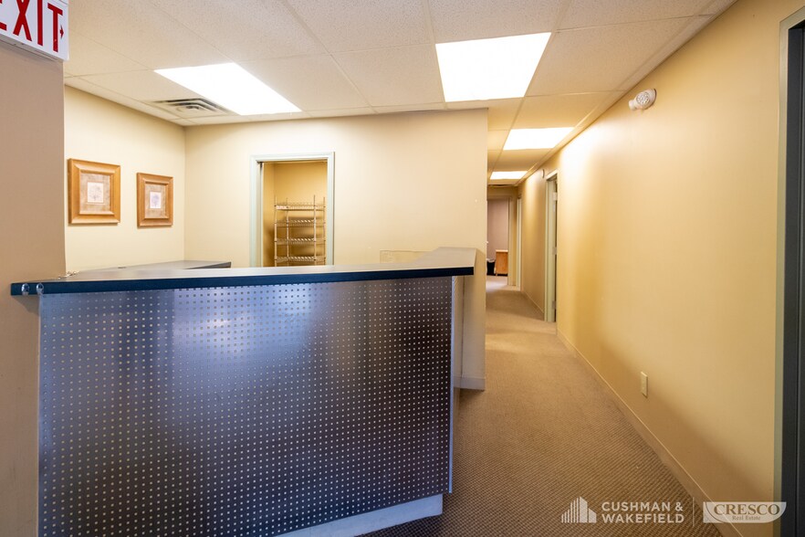 More Photos Of 5555 Mayfield Rd, Cleveland Office For Sale