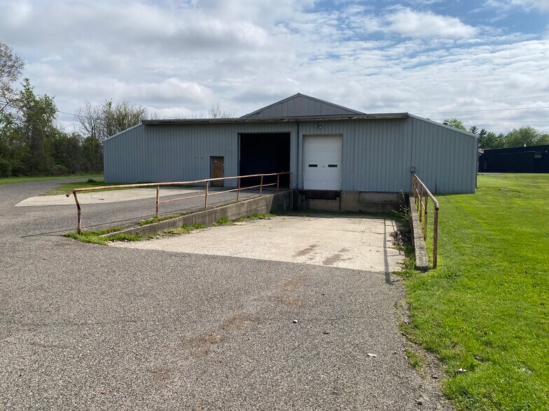 More Photos Of 221 W Cherry St, Butler Manufacturing For Sale