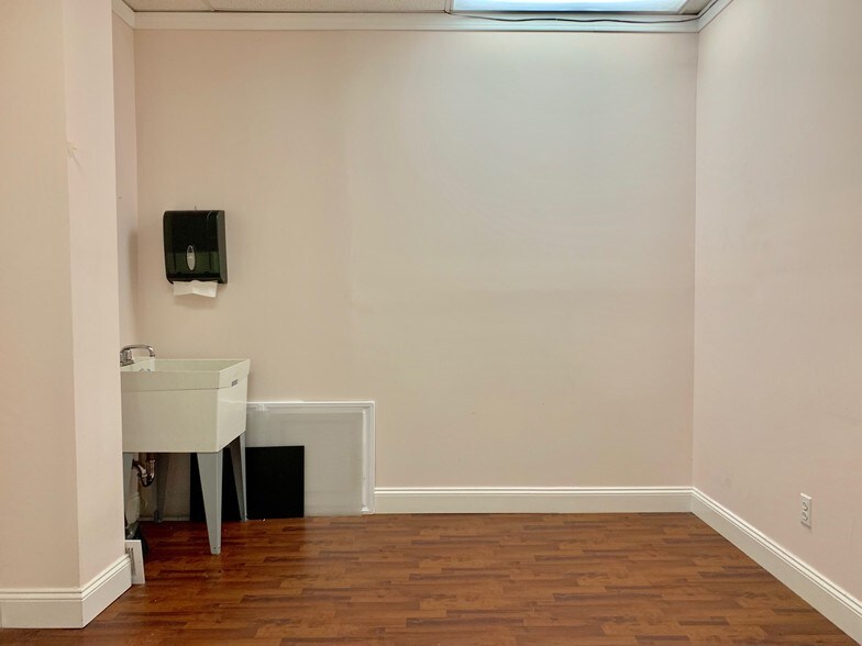 More Photos Of 1812-1814 Merrick Rd, Merrick Office For Sale