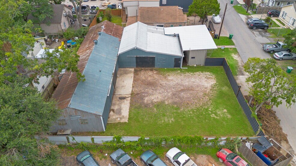 More Photos Of 120 N Bryan St, Houston Warehouse For Lease